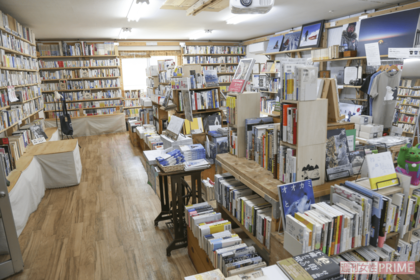 『冒険研究所書店』の店内