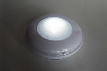 人感センサー付きライト。建物の外周部で死角になりそうなところや勝手口、玄関などに設置を　※写真はイメージです