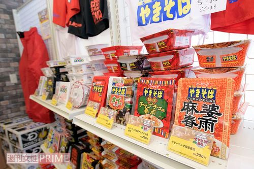 販売所に並ぶ10種類以上の“ペヤング”の中には、見たこともないレアな味も。飲食スペースも併設（お湯代別途料金）　撮影／渡邉智裕