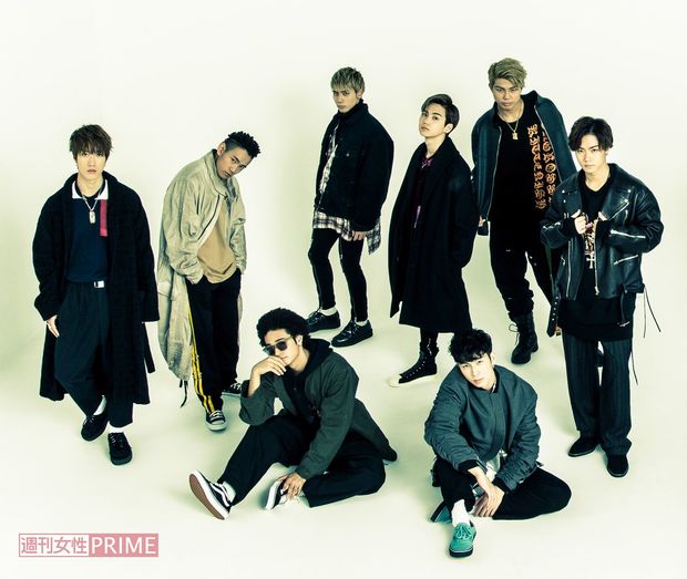 前列座り左から／与那嶺瑠唯(21)、長谷川慎(18)、後列立ち左から／藤原樹(19)、浦川翔平(19)、神谷健太(21)、吉野北人(19)、武知海青(18)、川村壱馬(20)　撮影／伊藤和幸