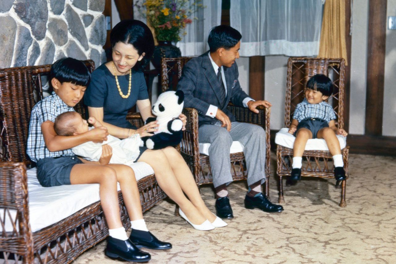 昭和44年8月、長野県の『軽井沢プリンスホテル』にて。生後4か月の紀宮さま（現・黒田清子さん）も一緒に滞在される上皇ご夫妻。