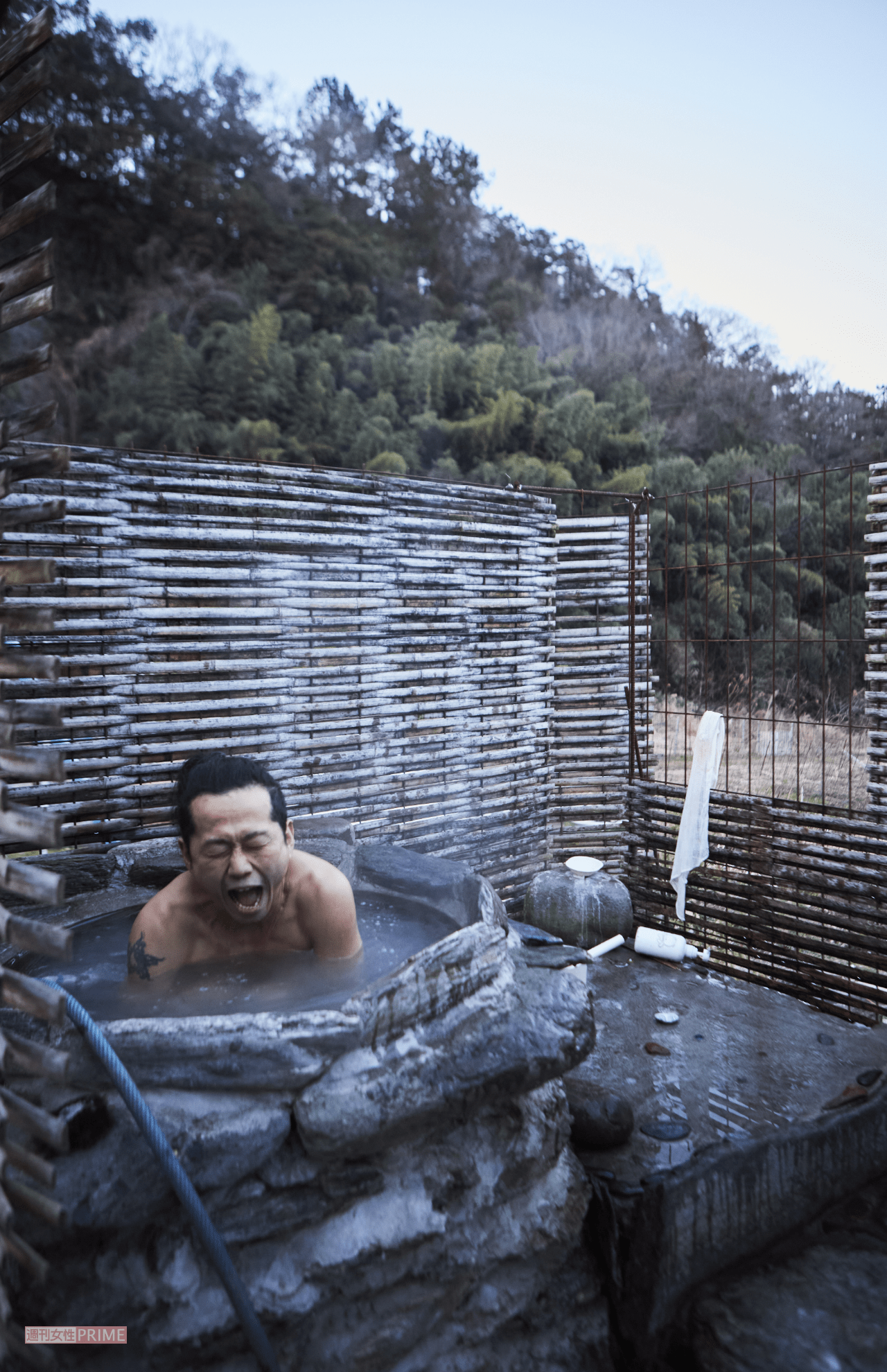 裏庭にあるお手製の五右衛門風呂は熾火を残しておけば夜中から朝まで温かい。※撮影／いとうしゅんすけ