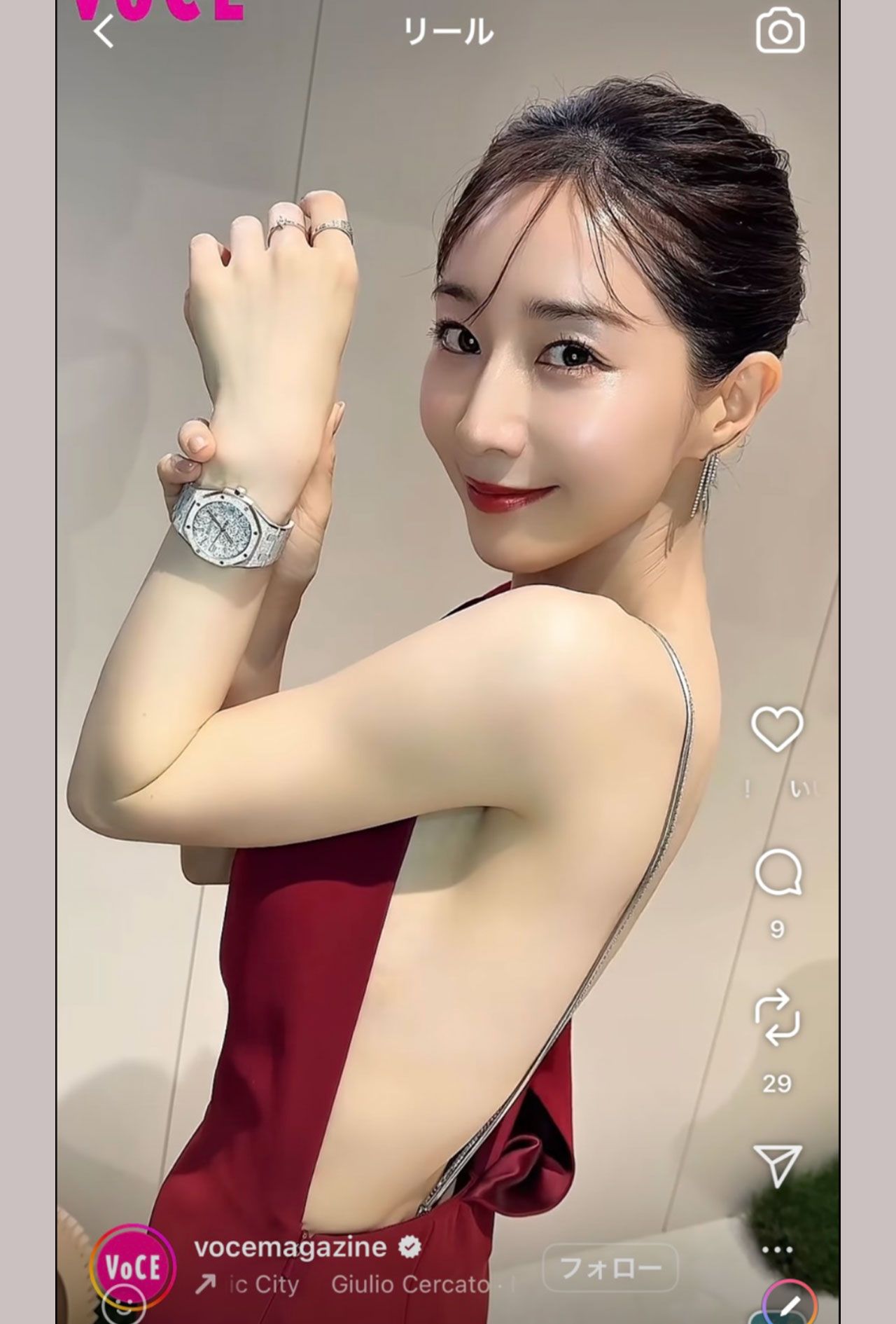 背中が大きく開いたドレスを着ている田中みな実（vocemagazine公式インスタグラムより）