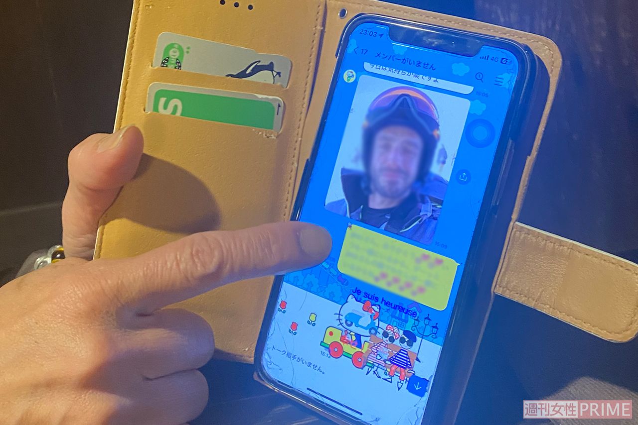 ジェスと名乗る詐欺犯とのトーク履歴を見せてくれる陽子さん（仮名）。写真に写っているイケメンは勝手に写真を使用されている可能性が高い