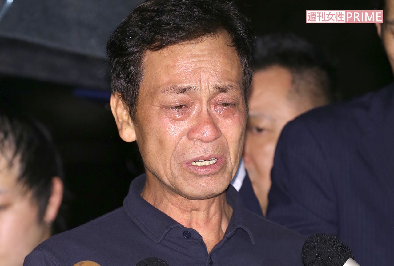 雨にもかかわらず、自宅には100人ほどの報道陣がつめかけた