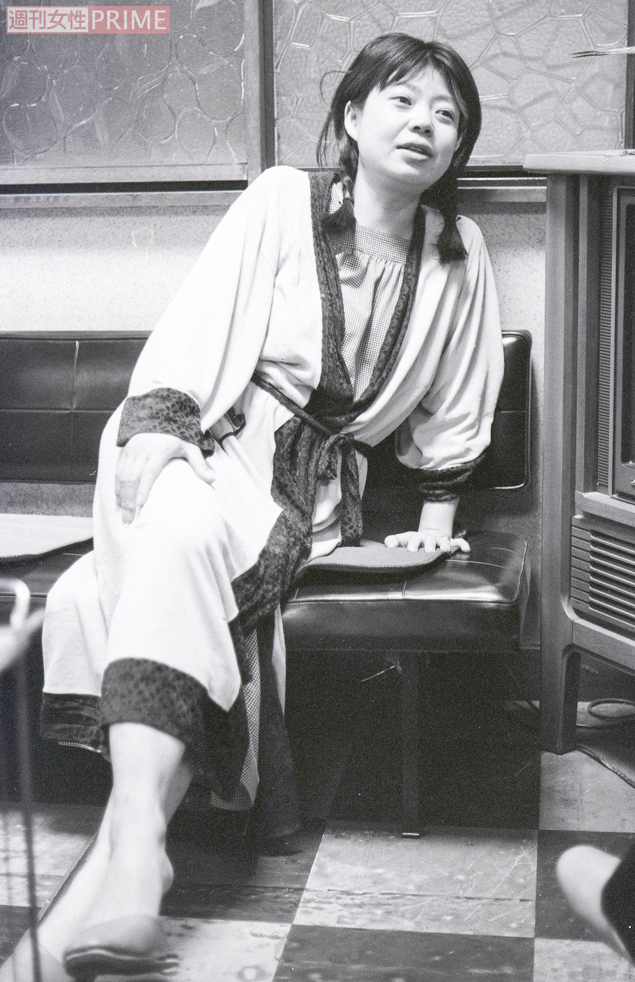 30歳で娘・也哉子が誕生。出産2日後に、取材に応じる希林さん。相手の気持ちに入り込むのが面倒で「娘に“どれがいい？”って先に選ばせるなんてこと絶対にしない」と独自の育児スタイルを語ったことも　撮影／週刊女性写真班