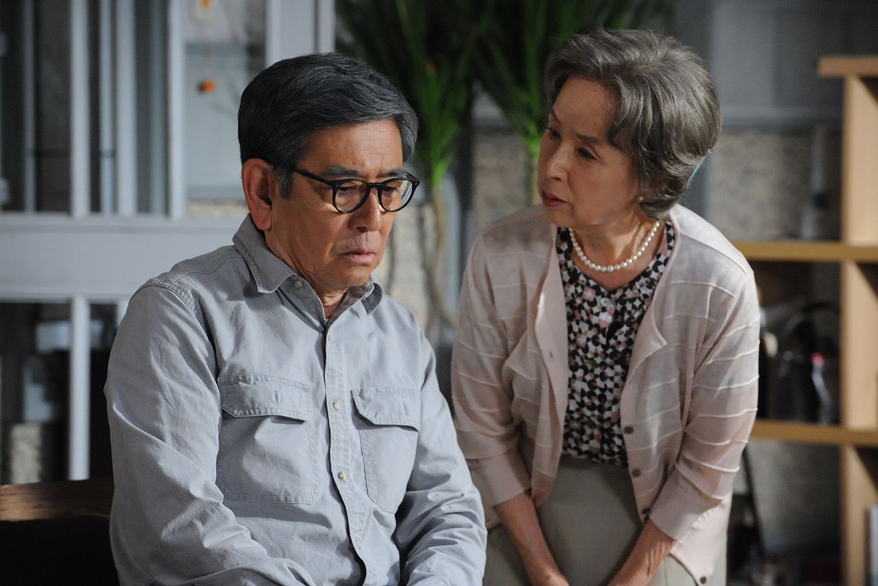 入居者からさまざまな相談をされる菊村（石坂）。ドラマ『やすらぎの郷』　(c)テレビ朝日