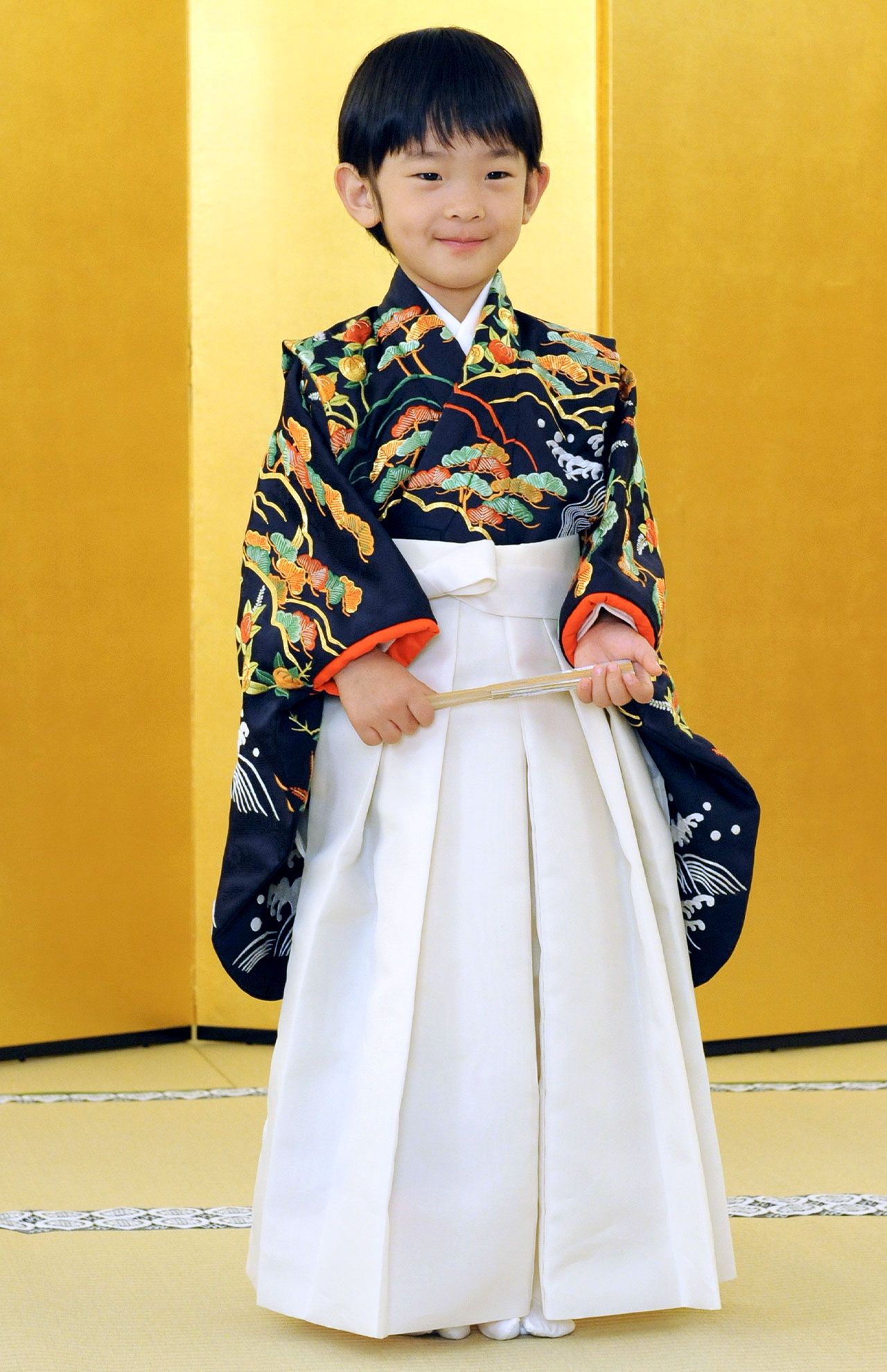 2011年11月、東京・元赤坂の赤坂東邸で健やかな成長を願う『着袴の儀』を行われた悠仁さま。一般の七五三にあたる皇室行事で『落滝津（おちたぎつ）』の服で臨まれ、宮内庁職員らに白い袴を着けてもらった。