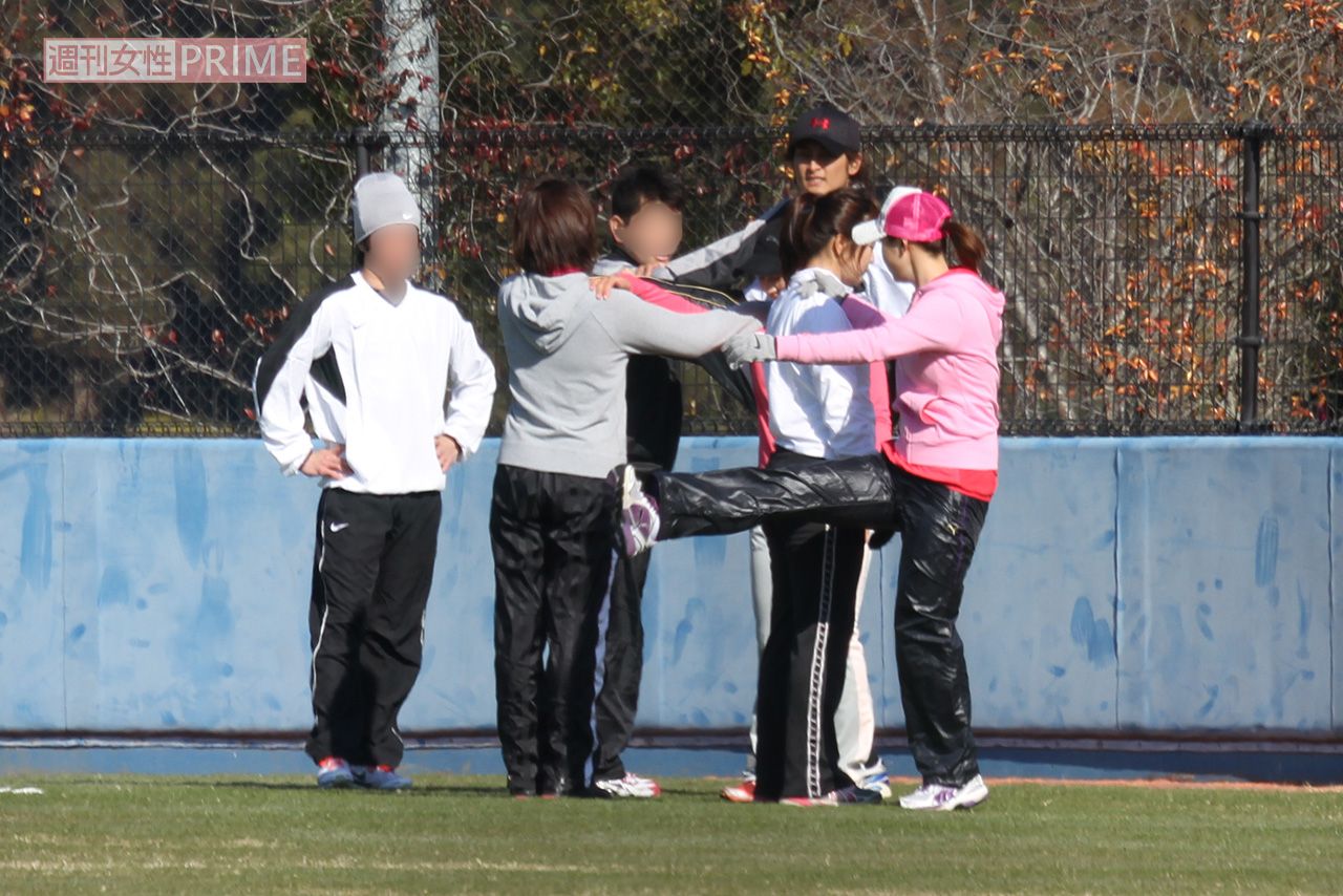 2011年1月、宮崎市内で合同自主トレをする古閑美保とダルビッシュ有