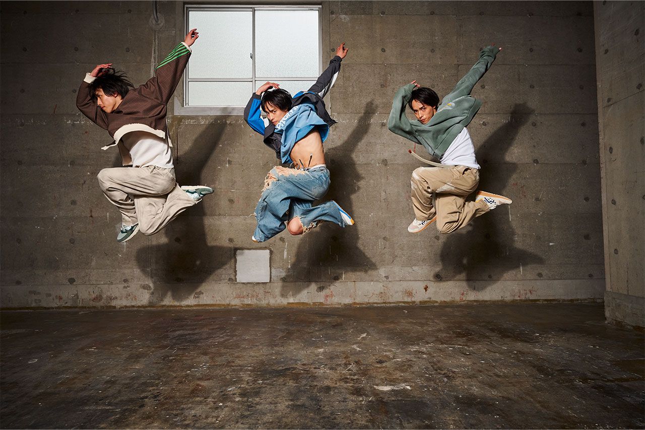 新体操で培ったアクロバット技術を活かしたシンクロパフォーマンスが特長の佐藤三兄弟