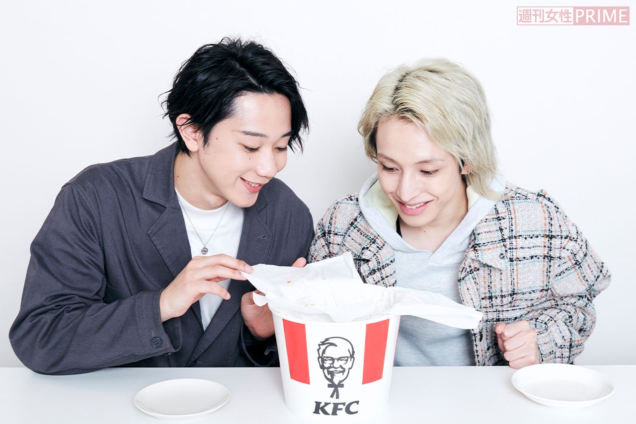 「フライドチキン」食べ方1：紙ナプキンで包む　撮影／山田智絵