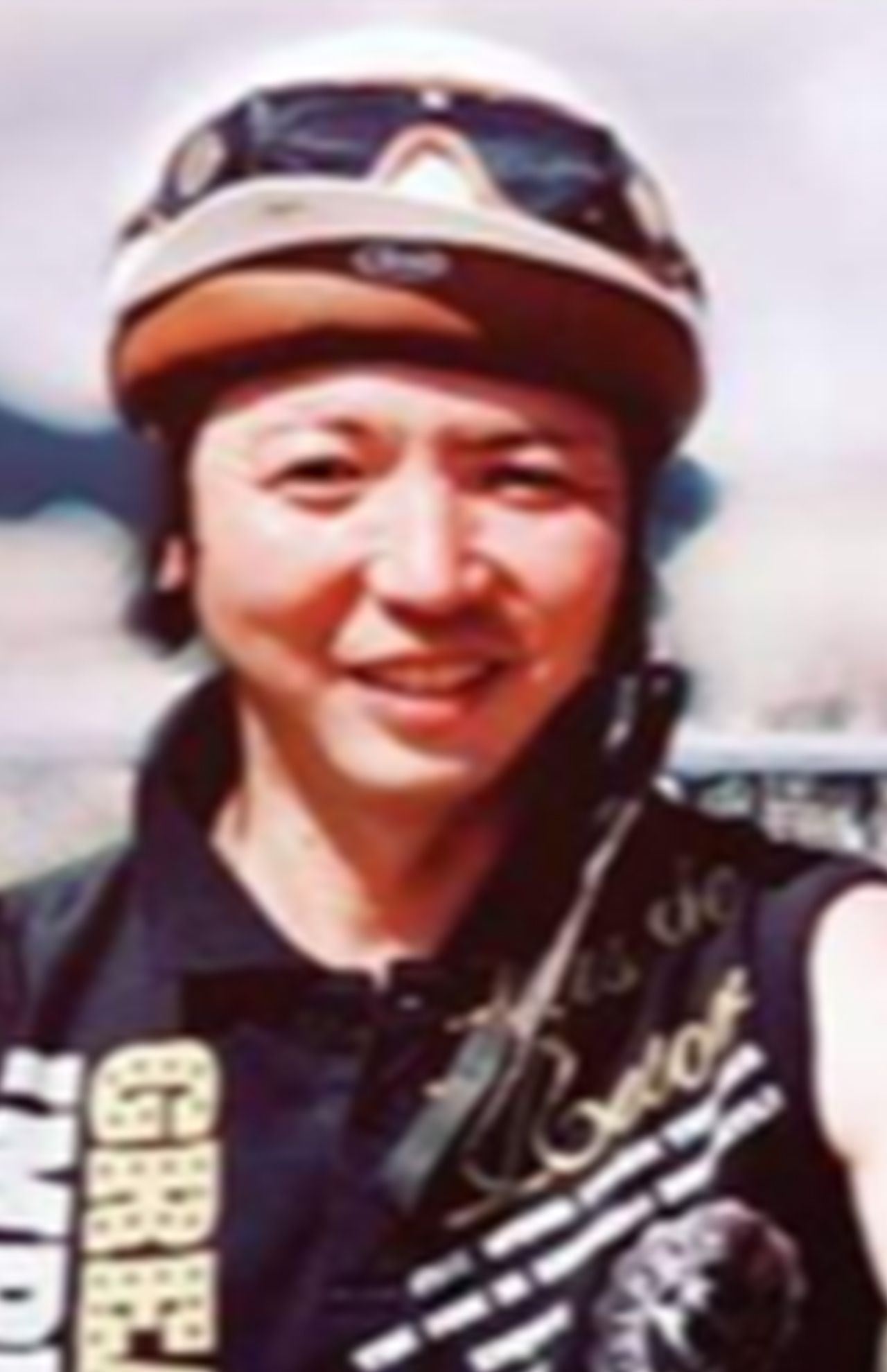 騎乗姿で笑顔をみせる関谷さん（フェイスブックより）