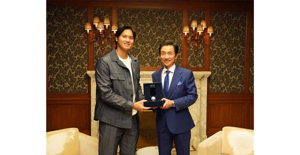 アンバサダー就任10周年を記念した時計の贈呈の様子。左が大谷翔平（SEIKO WATCH公式HPより）