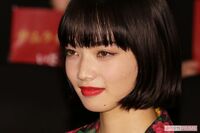小松菜奈「Coccoかと思った」「若かりし頃の加賀まりこ」『VOGUE』で披露の“七変化”にファン衝撃