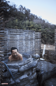 裏庭にあるお手製の五右衛門風呂は熾火を残しておけば夜中から朝まで温かい。※撮影／いとうしゅんすけ