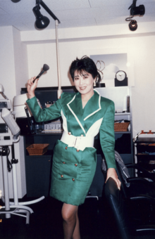 30代で無名の主婦からカルチャーセンターのメイク講師へ。派手な神戸ファッションと笑いが絶えないトークで人気に