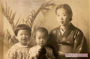 母と弟との家族写真。左が冨永さん。母も生粋の商売人だったという