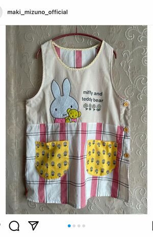 水野の仕事着であるというエプロン。子供たちに大人気なのだという（インスタグラムより）