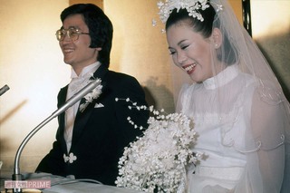1977年5月に現在の夫・上沼真平氏との披露宴、記者会見に望む上沼恵美子