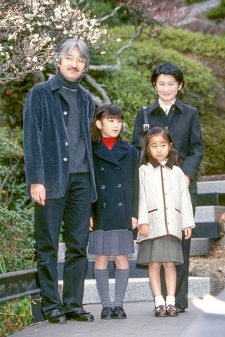 佳子さまとはいつも仲よし！ 10歳の冬は葉山御用邸でご両親や妹と過ごされた（’02年1月）