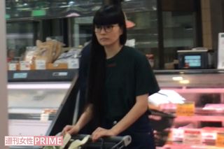 買い物をする秋元梢