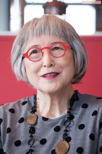 「幼いころ、父はおもしろい言葉を歌うようにして、物語を読み聞かせてくれましたね」と角野さん　撮影／渡邉智裕