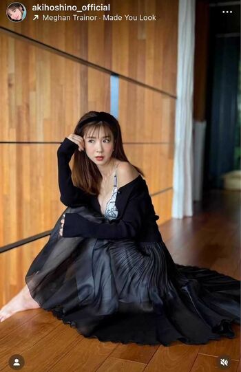 シャツをはだけさせて下着を露出したようなショットなど、“グラビア時代”を彷彿とさせるようなオフショットを公開したほしのあき（本人のインスタグラムより）