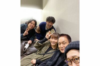 スキマスイッチ、矢井田瞳、JUJUら『クリ約』メンバーとライブ後に記念撮影（矢井田瞳のSNSより）