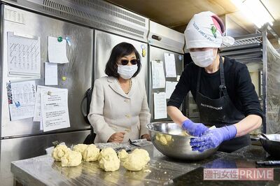 代官山の店舗で仕込みをしていたスタッフを労う声かけも欠かさない平野さん　撮影／伊藤和幸