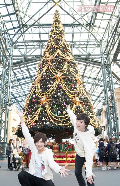 ワールドバザールには高さ15mのツリーが。少し離れた位置から、見上げて撮ると◎。「夜にライトアップされてからがさらにおすすめ！」（財木）　撮影／廣瀬靖士　(c)Disney