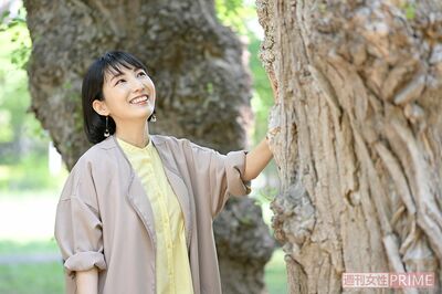 公園の大きな木に触れるそら。はだしになり、森や木とつながる『アーシング』をすることも好きだという。（撮影／渡邉智裕）