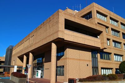 固定資産税の過大請求は全国で相次ぐ。右上／住民の声で発覚した伊勢原市、左上／ひたちなか市では1・8億円の課税ミスが明るみに、下／20年間取りすぎていた大阪市は訴訟に発展