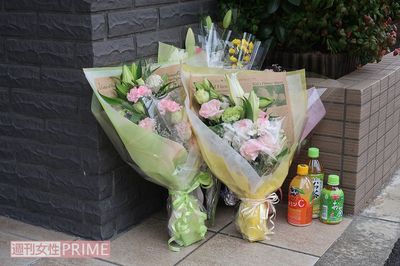 事件現場付近に供えられた花束