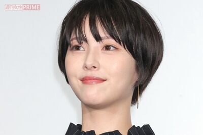 浜辺美波、タイカレーの調理企画で見せたピンクの“伝統衣装”にSNS賛否…「調理には不向き」と心配の声も