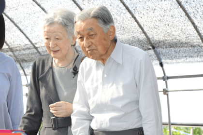 '18年8月、北海道の竹内農園にて花豆の説明を受けられる上皇ご夫妻