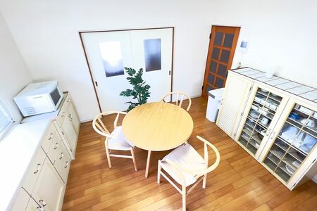 嫁入り道具のひとつで背の高かった食器棚の上段部分はダイニングに（写真右）。器の数も減らしたが、以前は取り出しにくかった食器もラクに出せるようになった