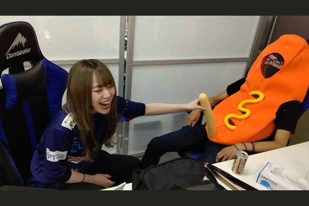 コスプレ男性の棒状の装飾品を触って笑うたぬかな（Twitterより）