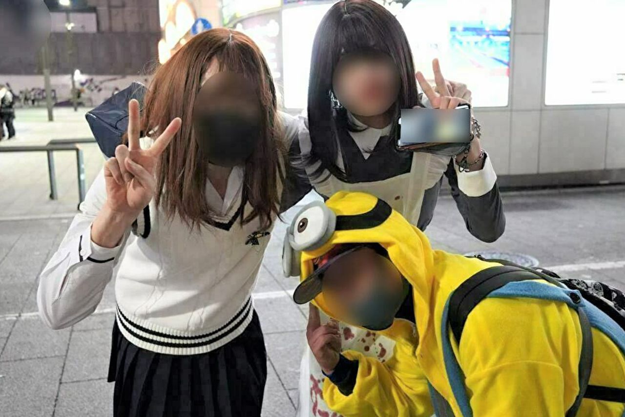 “トー横キッズ”の少女と映る被害男性（右下の黄色い着ぐるみが被害男性・知人提供）