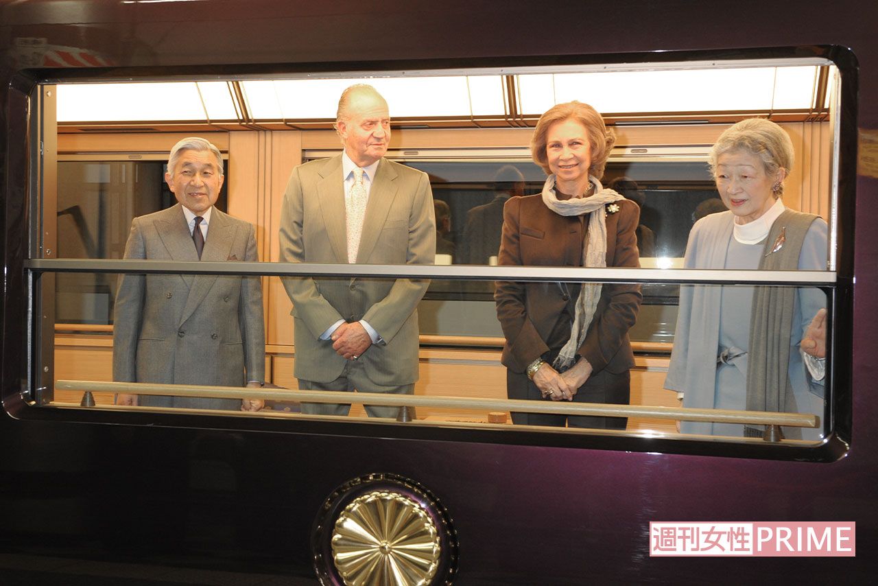 '08年11月。スペイン国王夫妻とともに上皇（当時は天皇）ご夫妻がお召し列車に。茨城県つくば市を訪問された