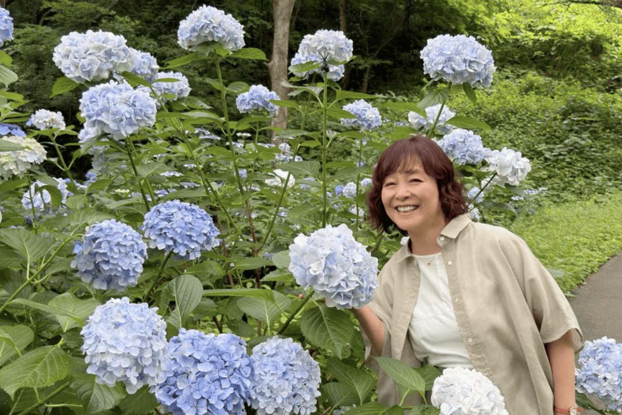 佐渡島でのひととき。彼女の変わらぬ声と笑顔は世代も国境も超えて愛されている