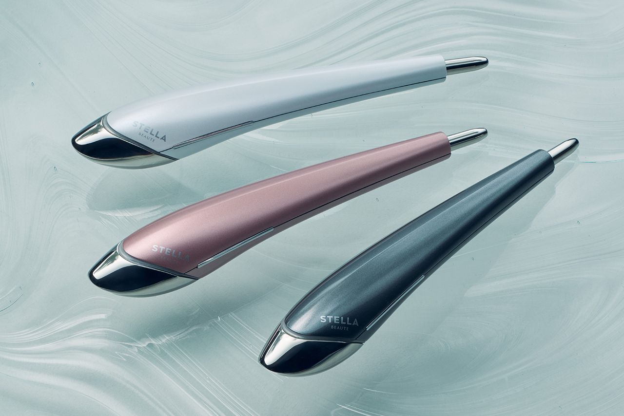 顔のコリをほぐしEMSで引き上げもできる。ビューティーフェイススティック2.0 38000円／ステラボーテ