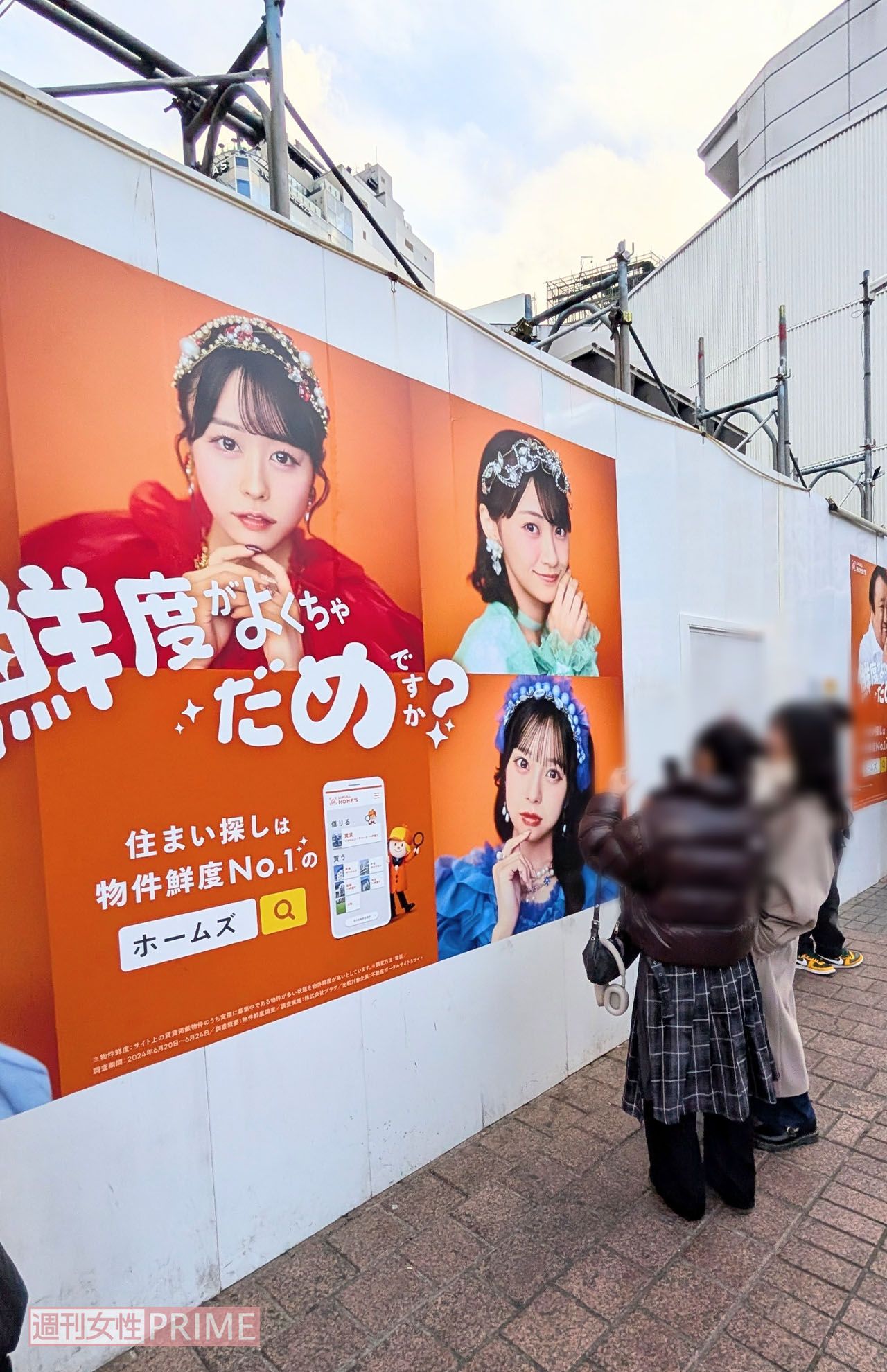 東京・渋谷駅に設置されたCUTIESTREETとすしざんまい社長を起用したLIFULLHOME’Sの広告前で記念撮影をする女性ファン（撮影／編集部）