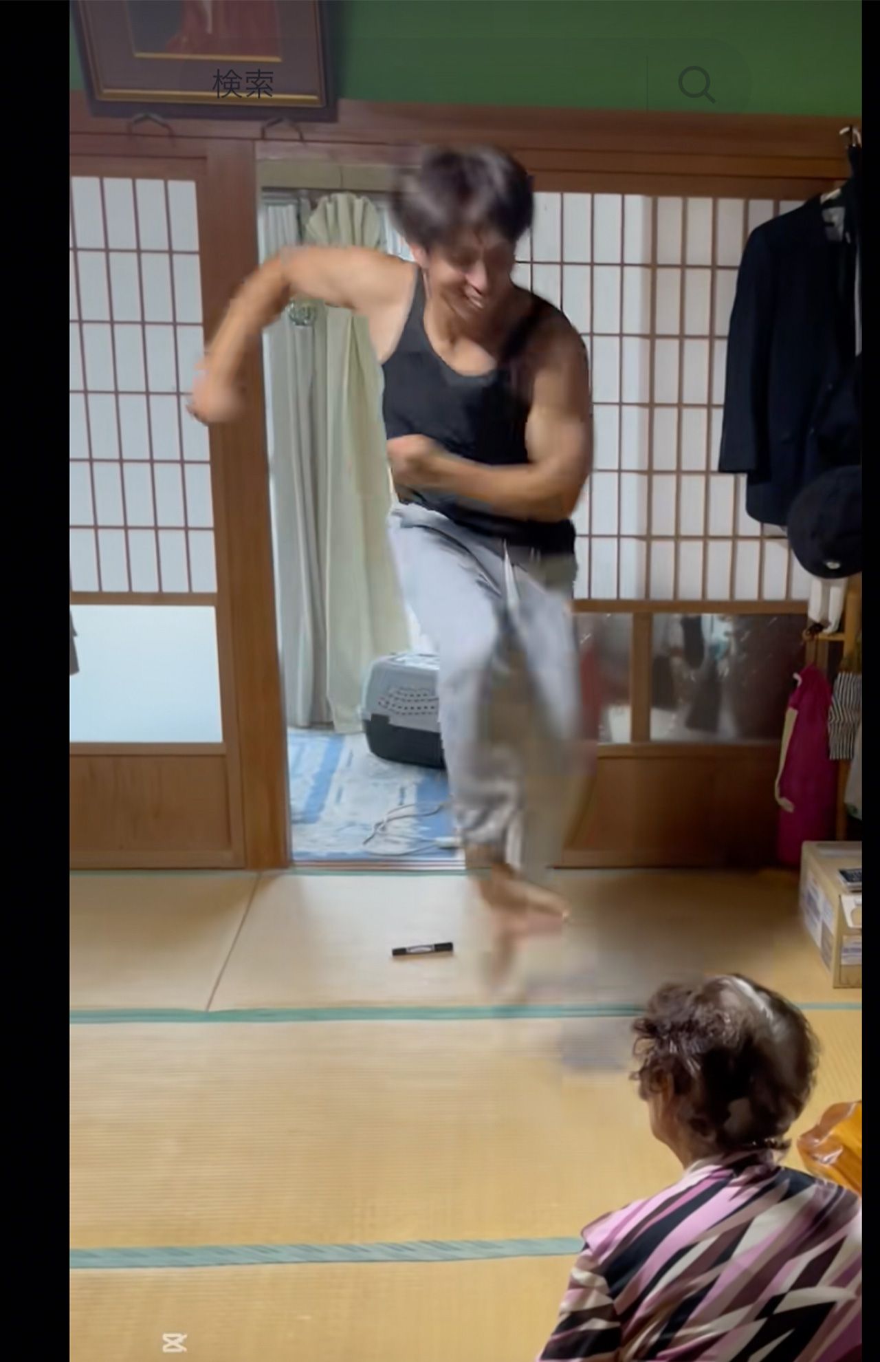 祖母に見守られてダンスを披露する元広島・羽月隆太郎（公式TikTokより）
