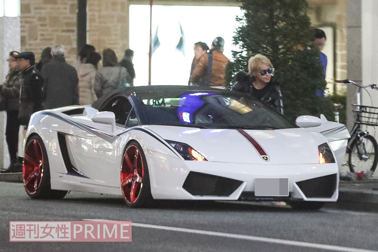 2017年11月、愛車のランボルギーニで銀座にやってきた手越