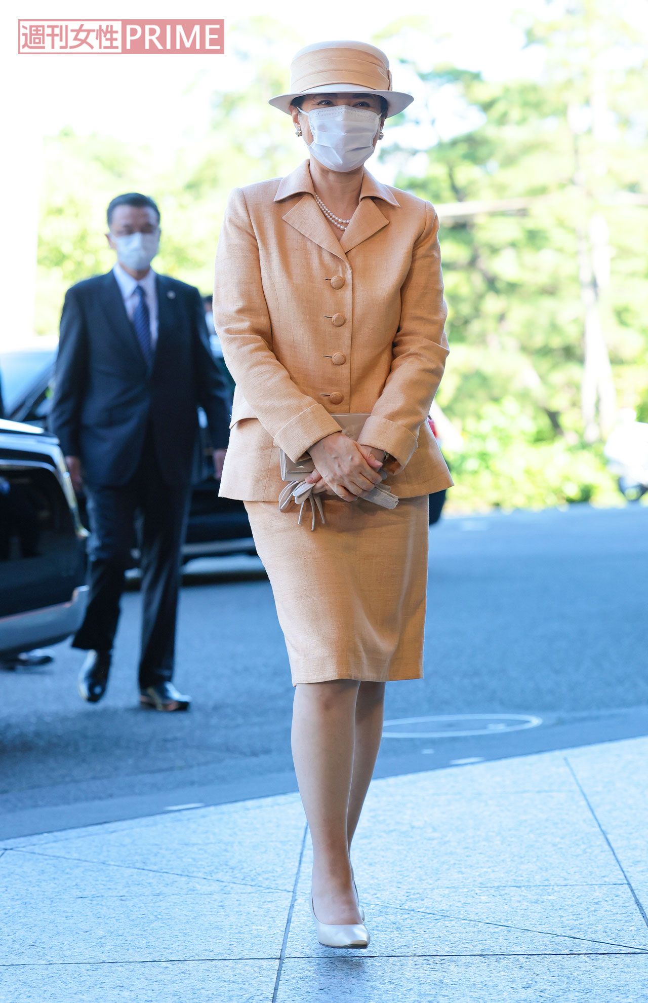 「きれいなシャーベット・オレンジに襟の空き具合と二連のパールネックレスの見え方もナイスバランスです。薄く淡い色のバッグとシューズのアンサンブルも素敵です」（日置さん） 学制150年記念式典（9月5日）