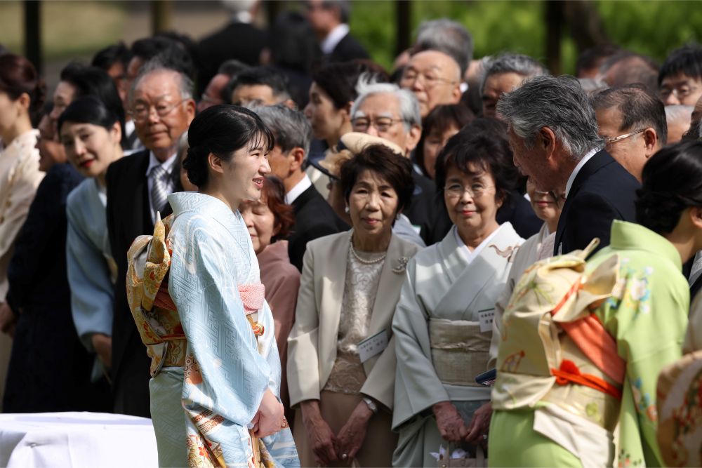 今年の春の園遊会では、愛子さまの周りに人だかりが。人気ぶりが顕著に表れた
