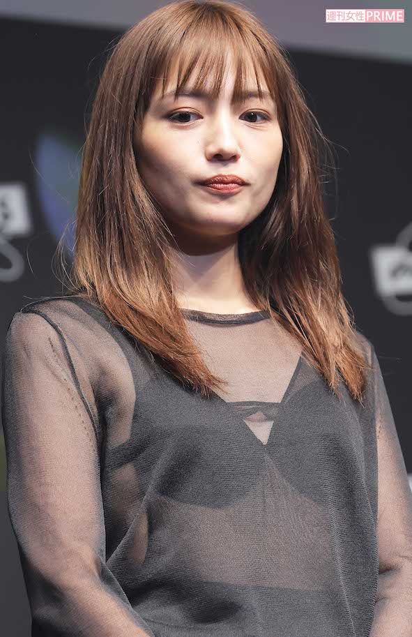 『anan AWARD 2023』授賞式に大胆な肌見せで登場した川口春奈