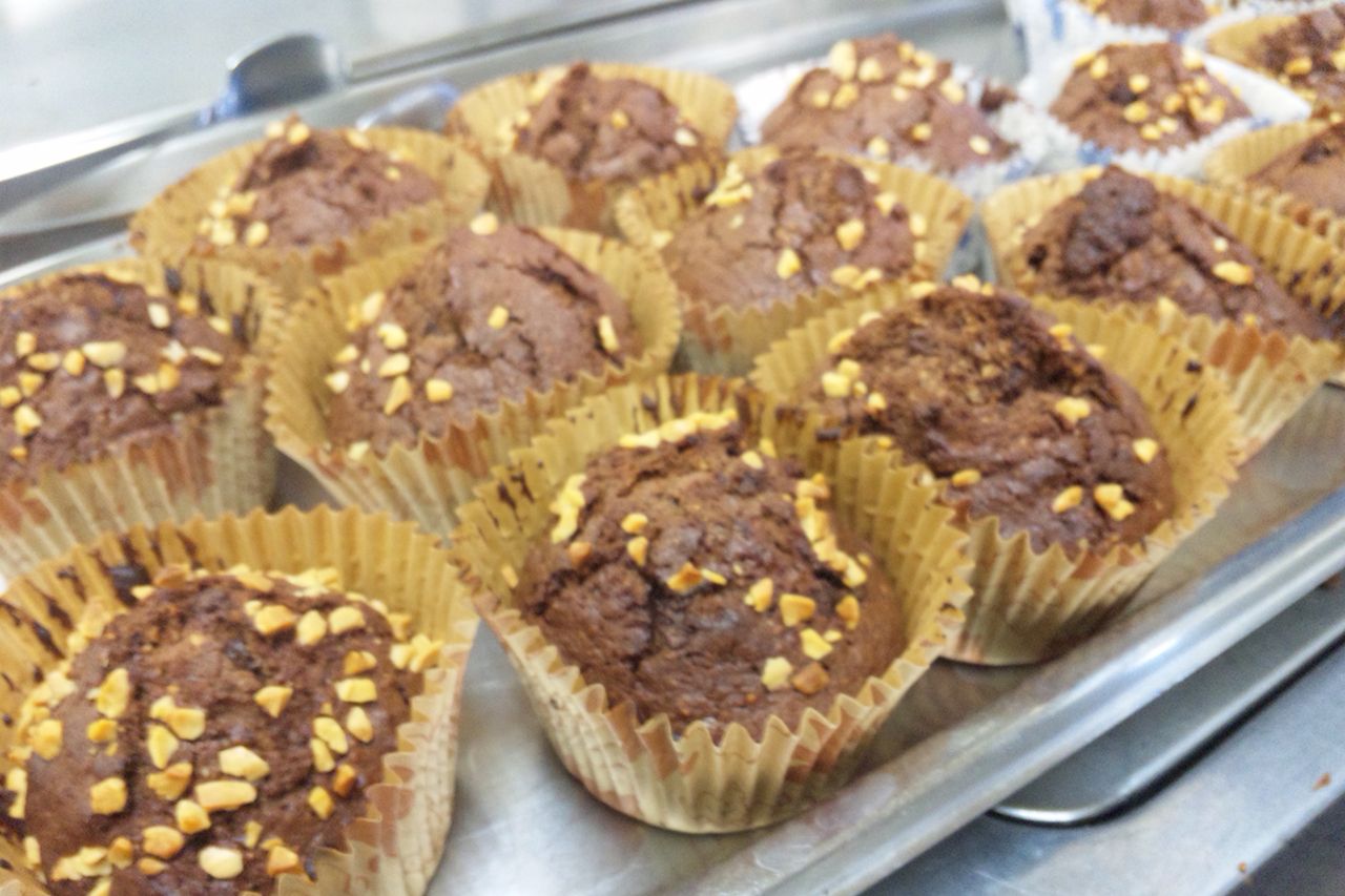 【チョコレートマフィン】松丸先生から全児童へバレンタインのプレゼントメニュー。「“今は男からチョコを渡す時代なんだよ”と男子には伝えました」。女子児童は、レシピがほしいと大行列