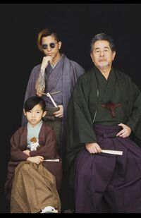 追悼コメントとともにアップされた親子三代での写真（降谷建志のインスタグラムより）