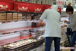 名物秋保おはぎは、2個216円（税込み）〜10個売りまで、この棚に続々と用意